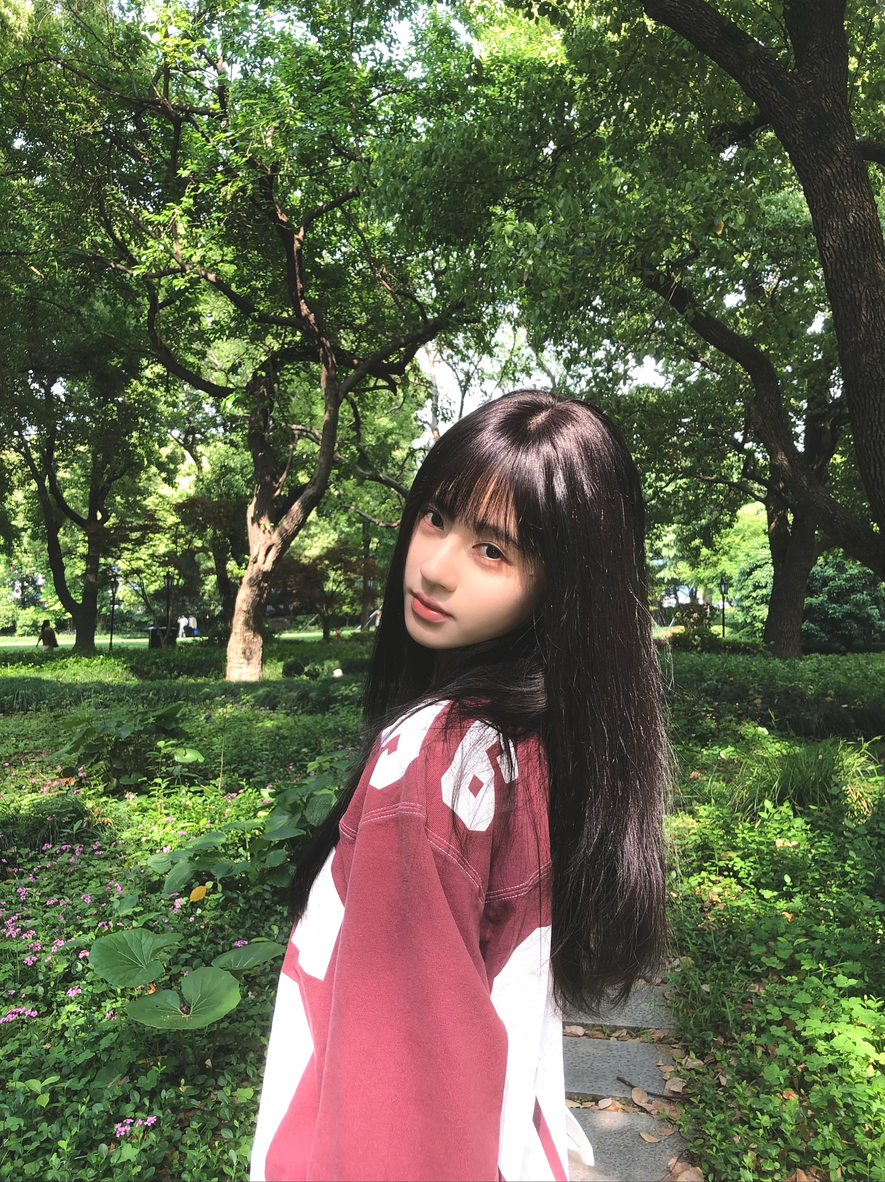 鞠婧祎五一节假日第二条营业动态，黑长直齐刘海好漂亮