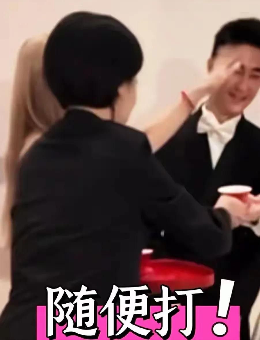 何超盈好可爱哦，轮流给何猷君奚梦瑶夫妻发红包的时候，直接问对方给媒婆红包，就奚梦