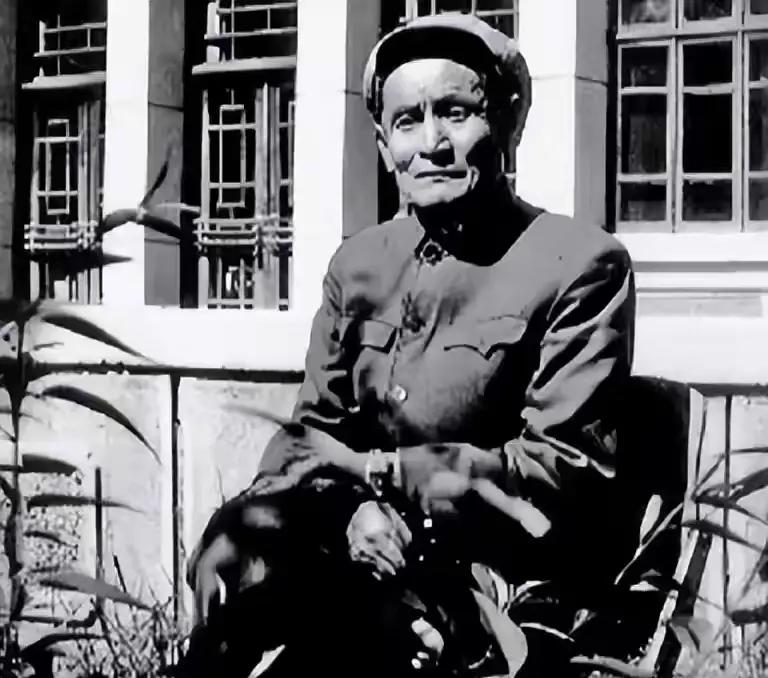 1973年，内蒙古一供销社丢了1400元现金和一支猎枪，警方查了8天一无所获，就