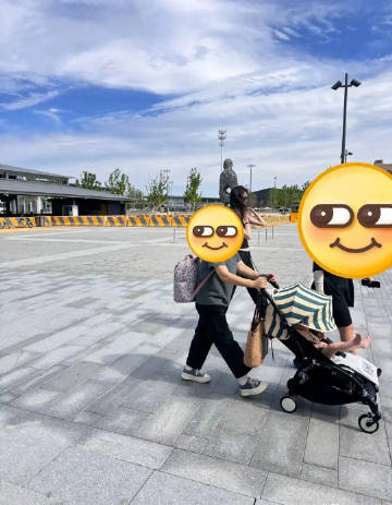 何穗带着孩子去阿那亚游玩，无修照片里皮肤白皙细腻，儿子坐在推车中悠闲地翘着小腿