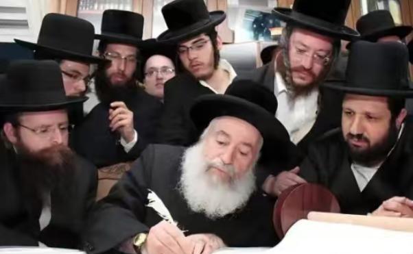 美国这个国家有个特点，它的主要统治阶级犹太人，对华裔一直非常警惕。为啥呢？犹太人