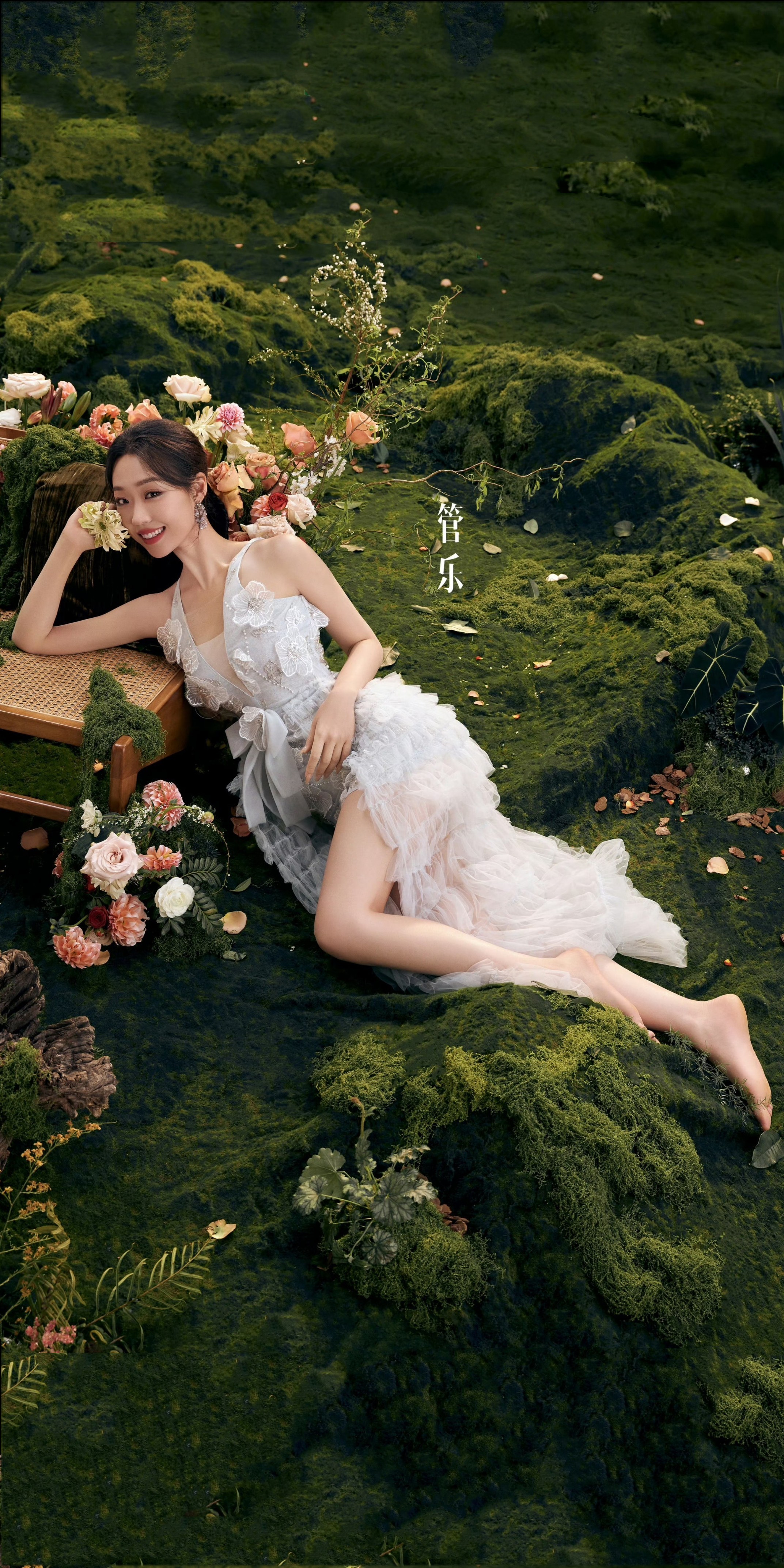 明星壁纸：乘风2025内娱姐姐美腿妆造。