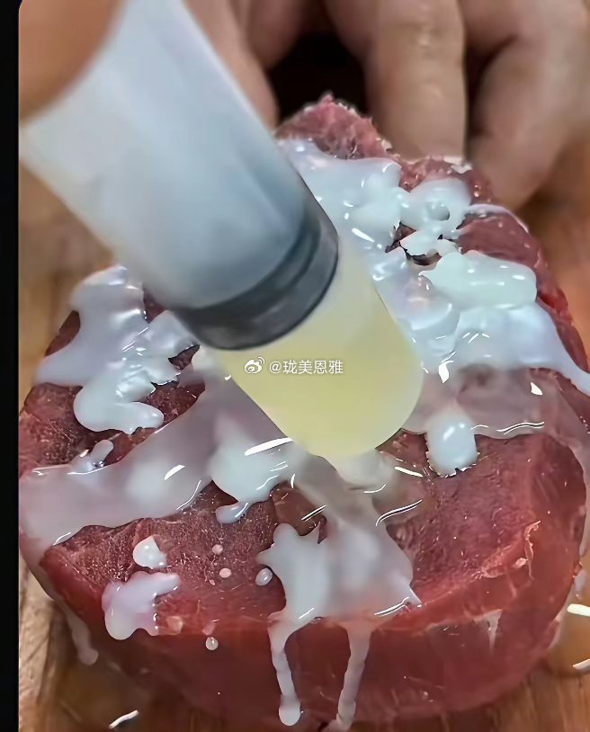 不懂的，绝对上当恨死人的奸商们造假雪花牛肉：先打肉里牛油，刮干净多余，切片即雪花