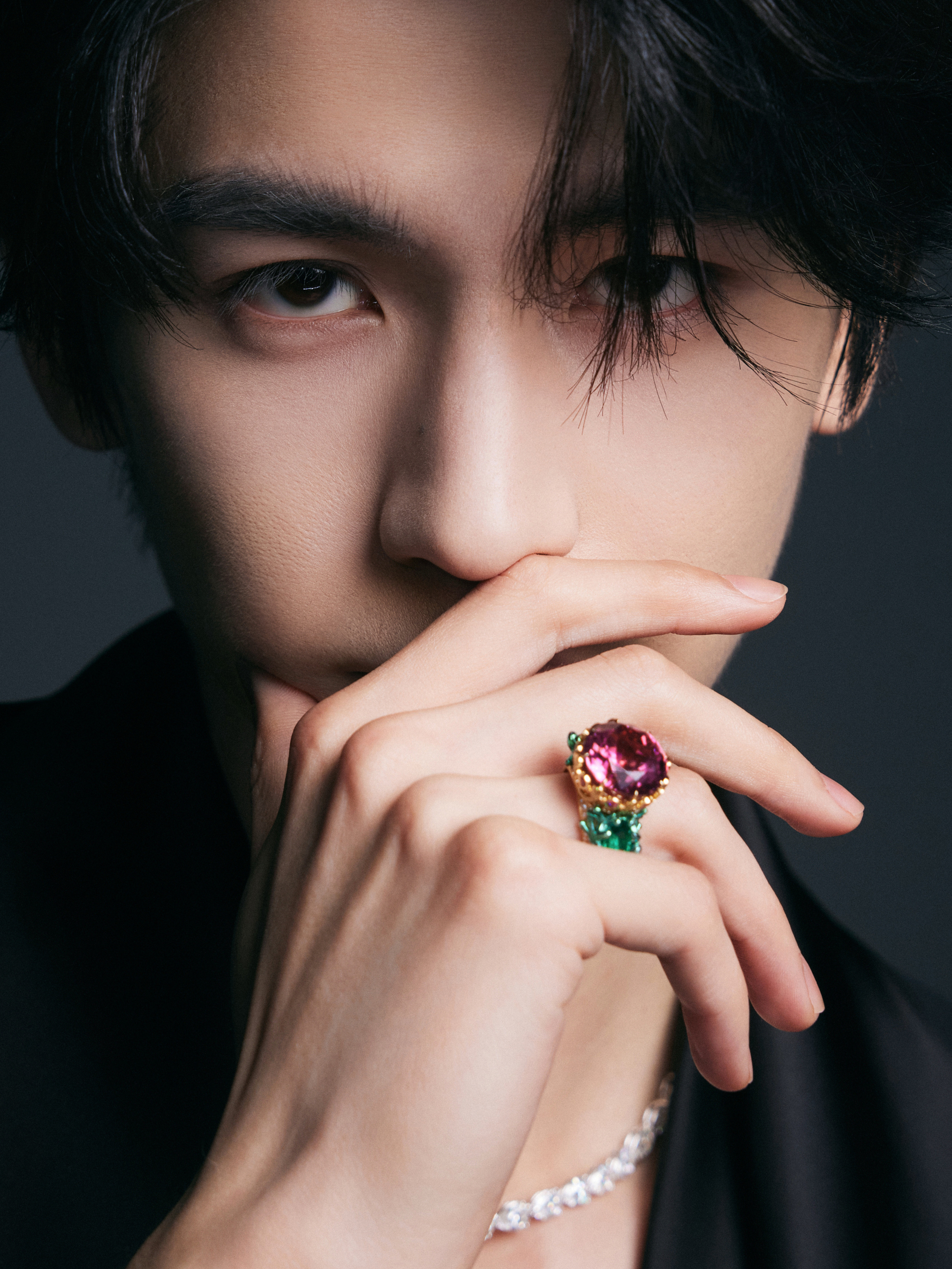张凌赫×今日Chopard品牌活动，一袭WENJUNXUallbl