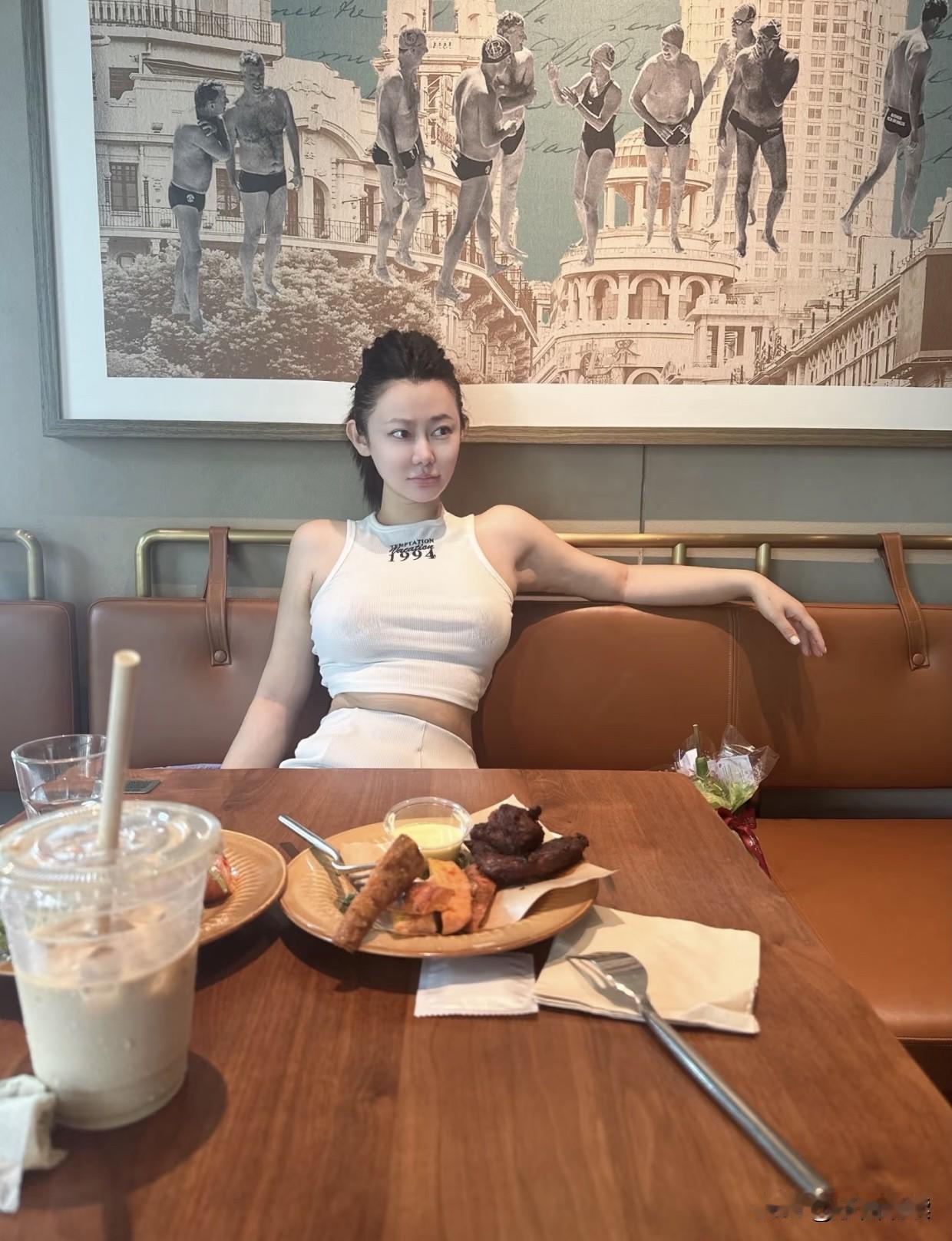 有人能看出这位美女吃的是什么食物吗？感觉卖像有点难看啊！