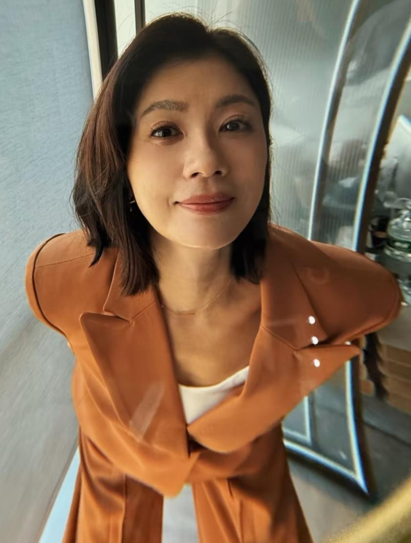 我有一个大胆的想法，这个视角的贾静雯岂止真性情，简直不一样的烟火……长得好像