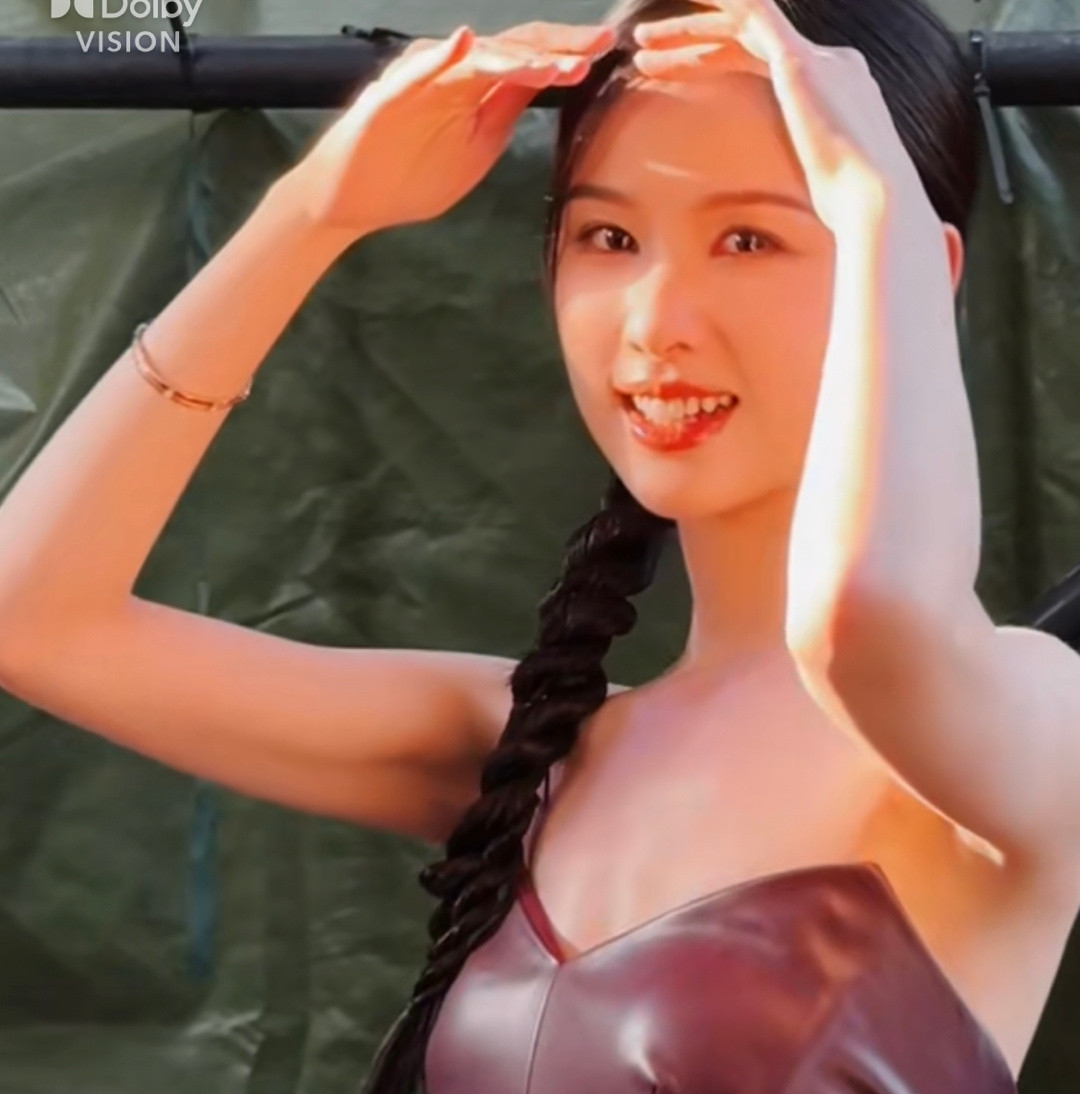 夕阳下的陈都灵简直是神女，阳光洒在脸上太有氛围感了🥹🥹​​​