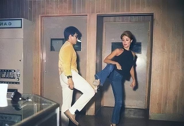 1969年，好莱坞女星沙朗·塔特在家中身中16刀而死，尸体悬在横梁上，李小龙成为