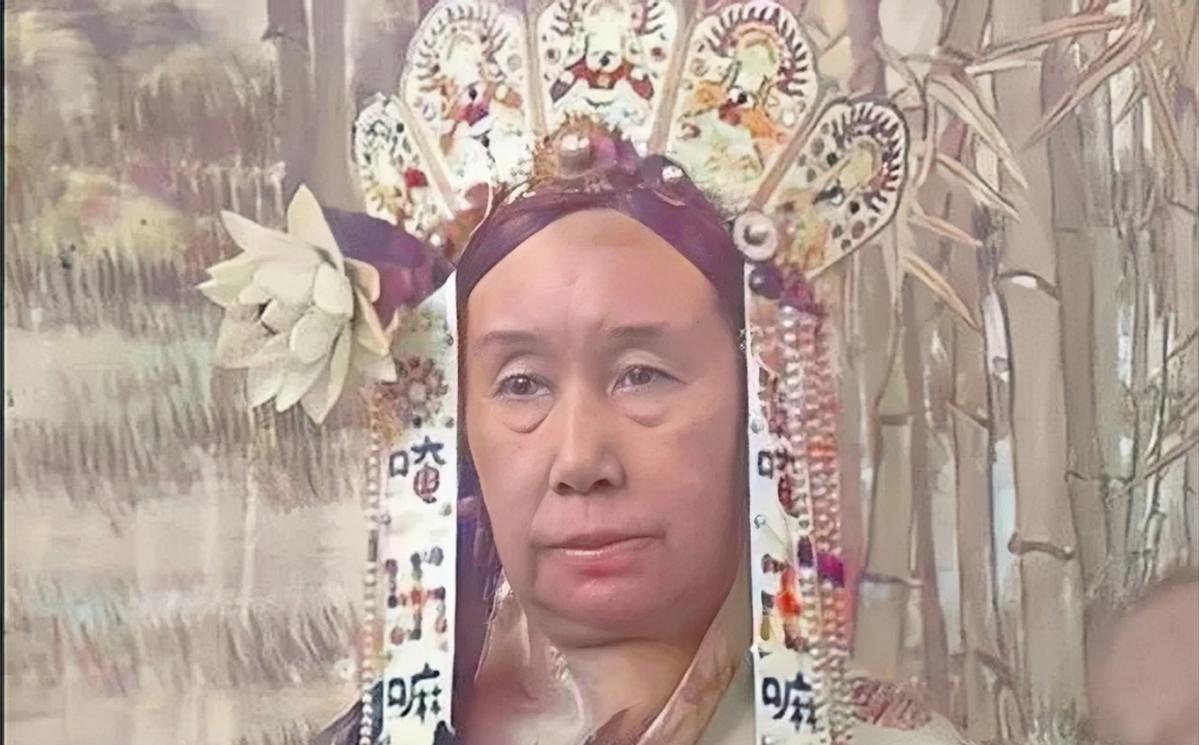 1895年，在慈禧太后的庆典上，一名外国摄影师为慈禧拍下了这张照片，当慈禧看到这