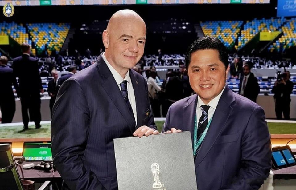 印度尼西亚逃过国际足联的重罚印尼足协主席<em>埃里克</em>·<em>托希尔</em>在与国际足联主席凡蒂诺会