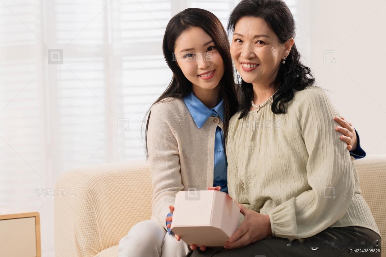《大嫂生了个儿子，公公给了40万，今年我生女儿，公公也给了40万，大哥说：还是女