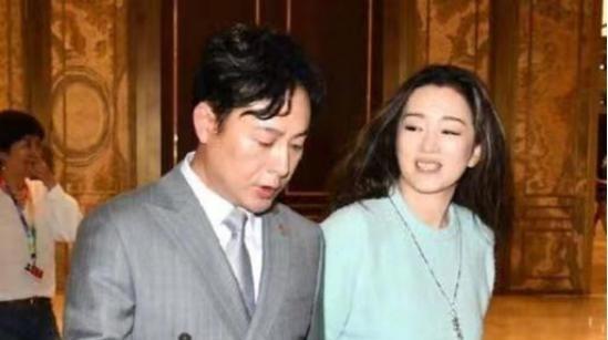 张颂文第一次见到巩俐，就对她说：“有个人在日记里写到你，我看了三个小时。”巩俐听