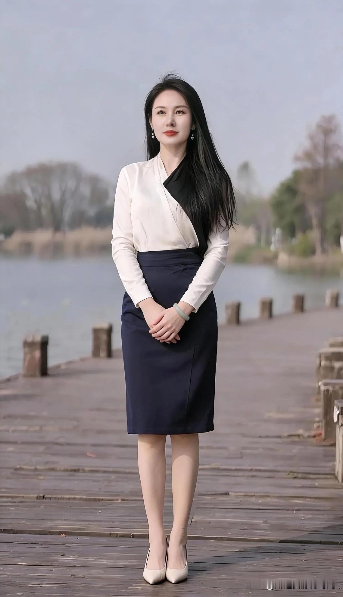 优雅气质，湖畔漫步，黑白配色的时尚穿搭