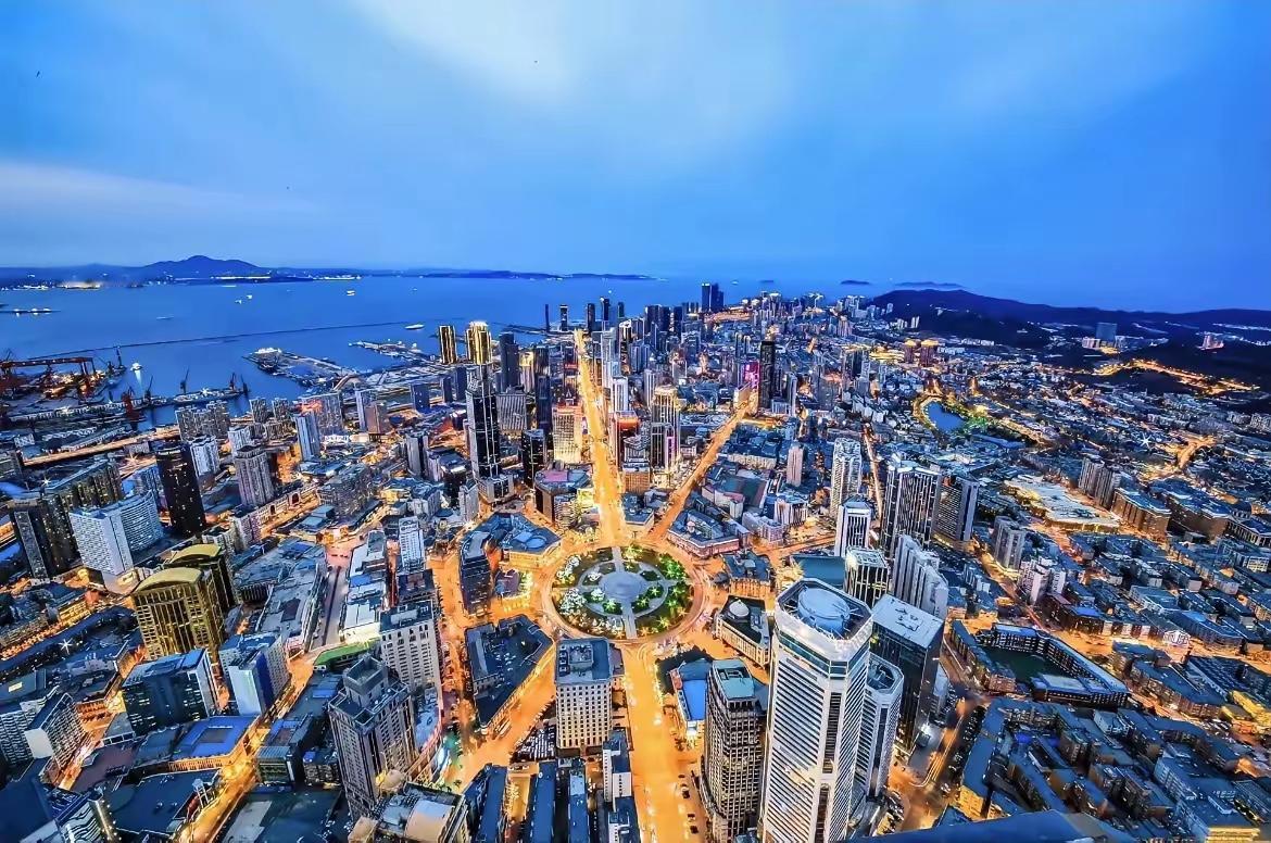 大连市曾经是青岛可望而不可及的榜样城市，但是如今大连和青岛已经成为了实力相当的兄