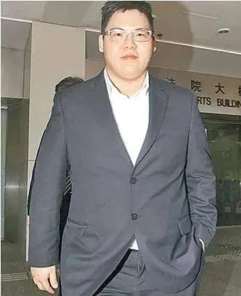 2012年，向华强的儿子向佑在东莞太子酒店醉酒闹事，与陪酒女发生争执。酒店老板闻