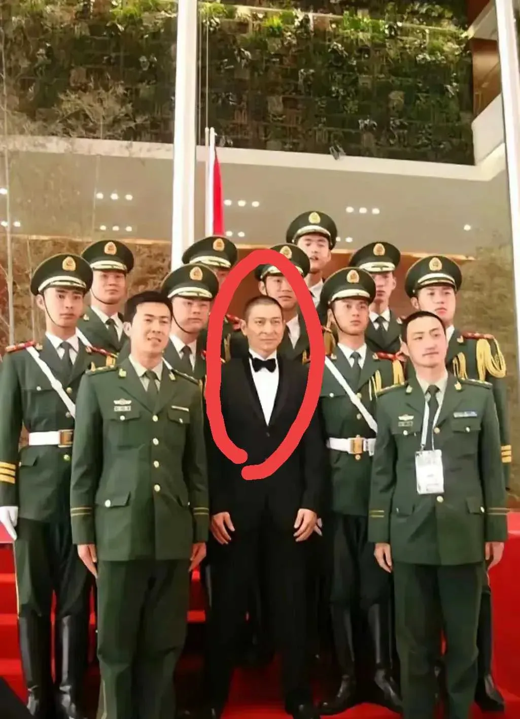 你认识他吗？好眼熟啊...怎么看着像是某知名男明星啊