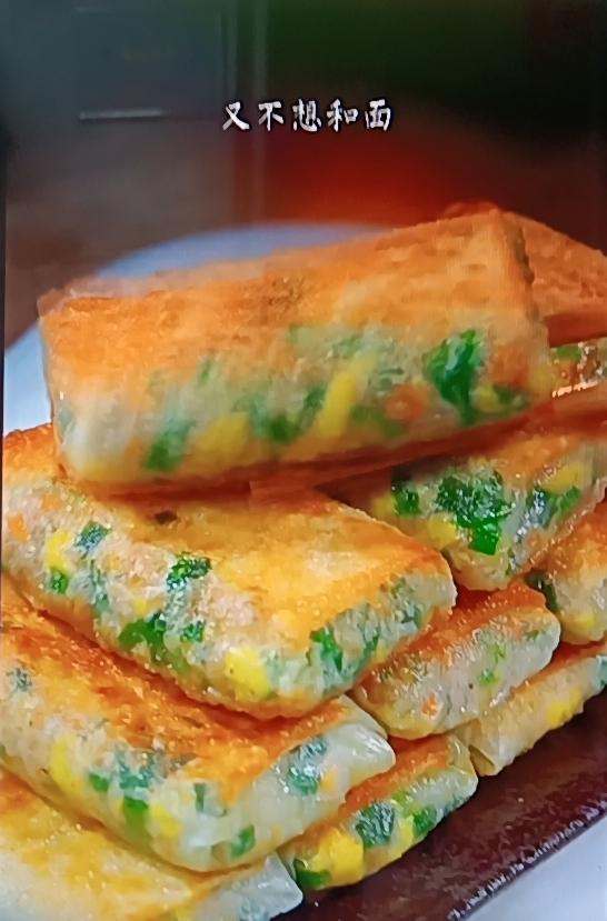 以后想吃韭菜鸡蛋盒子又不想和面，有超简单的办法。可以用手抓饼做。先把韭菜洗净晾