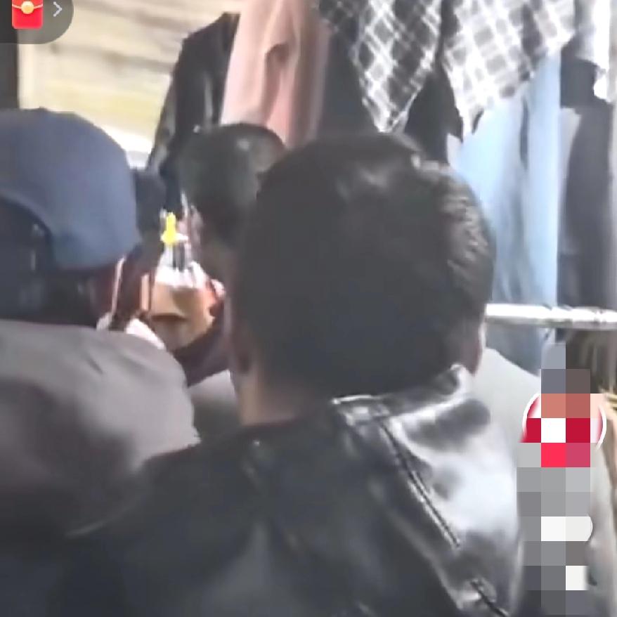 越看越气真的太嚣张印度游客在义乌偷衣服被抓现行，居然抱团围堵女店主，这嚣张劲
