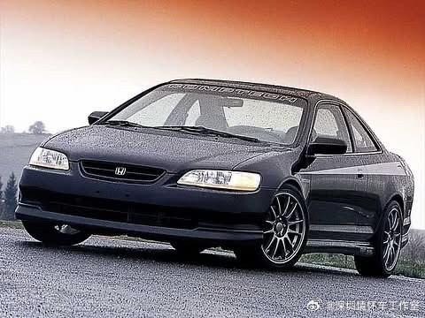 是不是这台雅阁很熟悉？看前面，这是当年雅阁最强版本雅阁的coupe，本田第六代雅