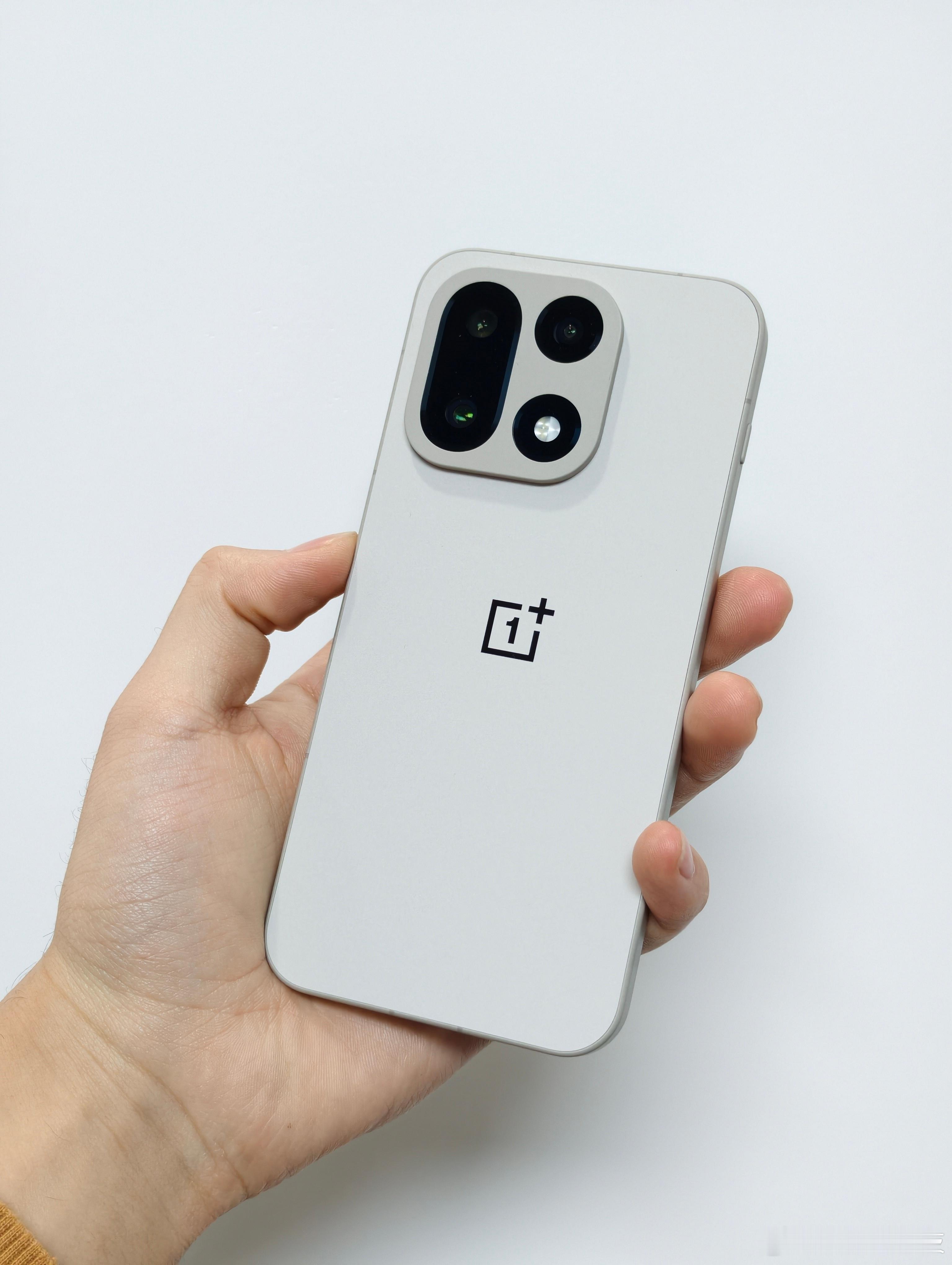 不知道这套设计在各位的心里能给到多少分？我认为就美观和辨识度而言，排到行业里的第