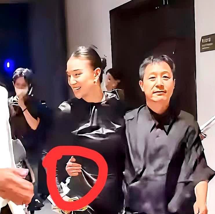 大家别再猜了！宋佳可不是那么随便的人，搂着宋佳大步前行的黑衣男子不是宋佳