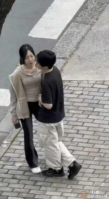 这男的还没有被拿下吗女生有什么特点能吸引到男生呢?什么样的女生令人过目难忘?