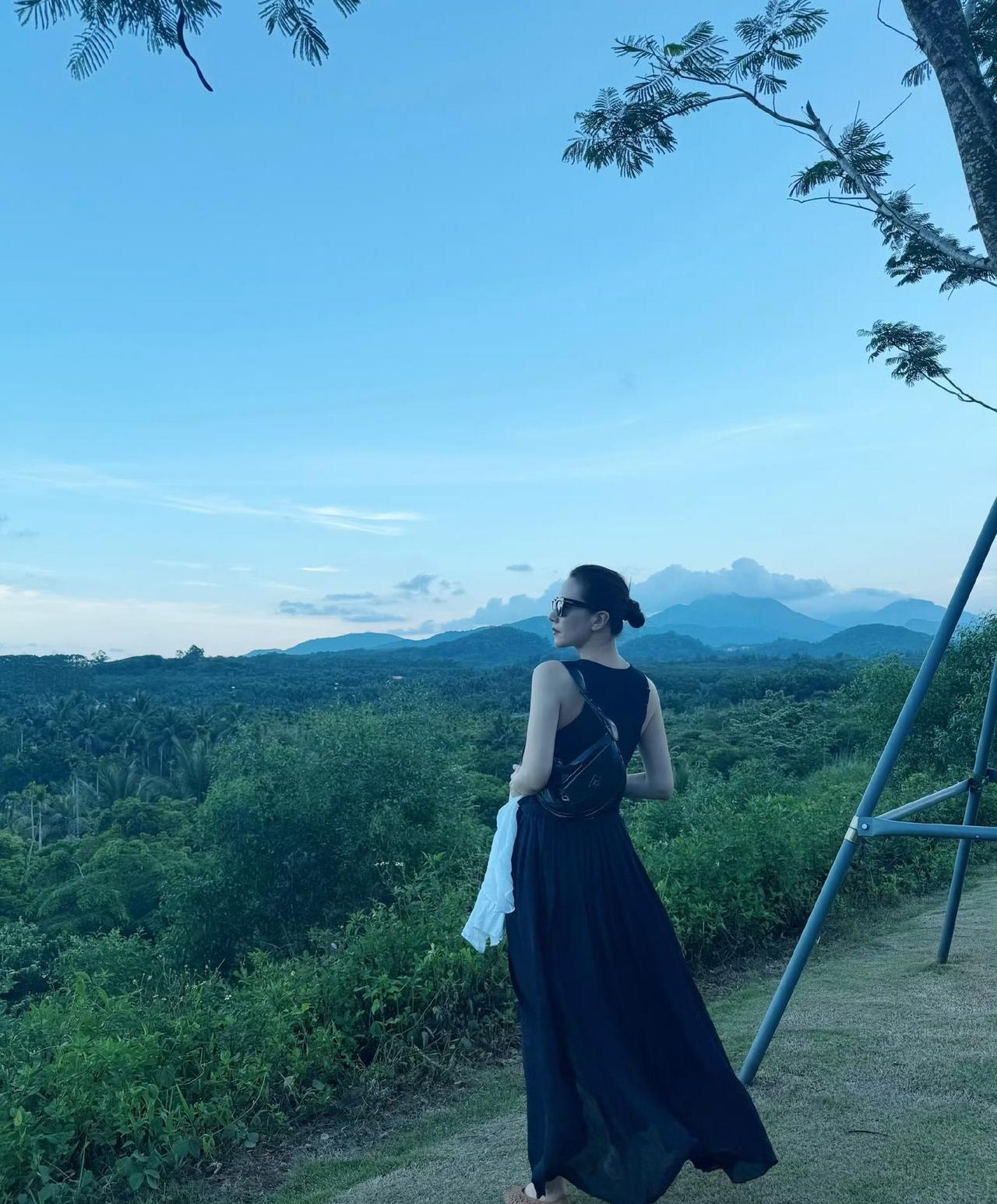 高圆圆的氛围感照片，不得不感慨这个景色真的是太美了。