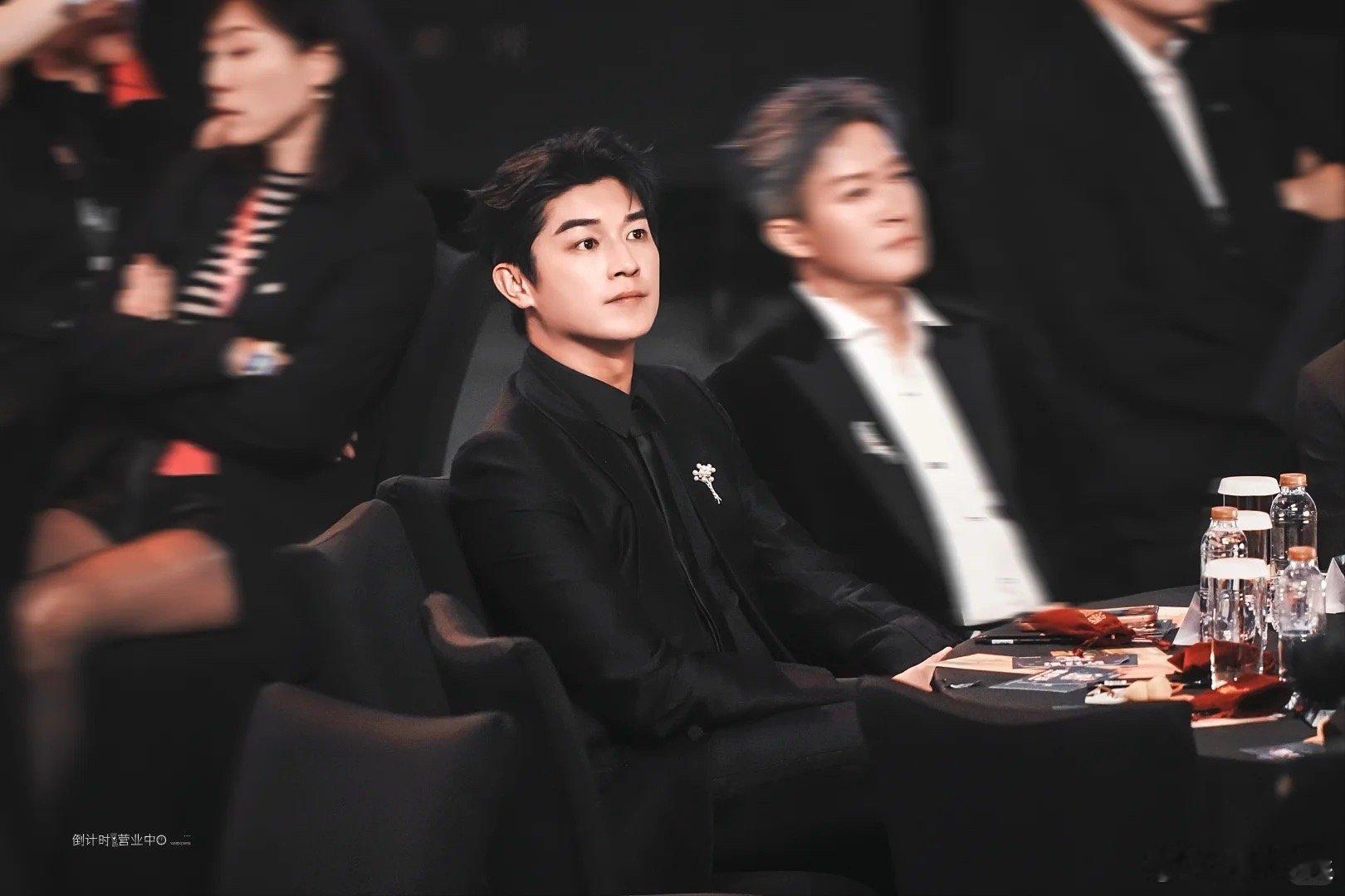 杨旭文领奖国外领完国内领国外领奖时全英交流、临时编获奖感言，气场与口才并存，回