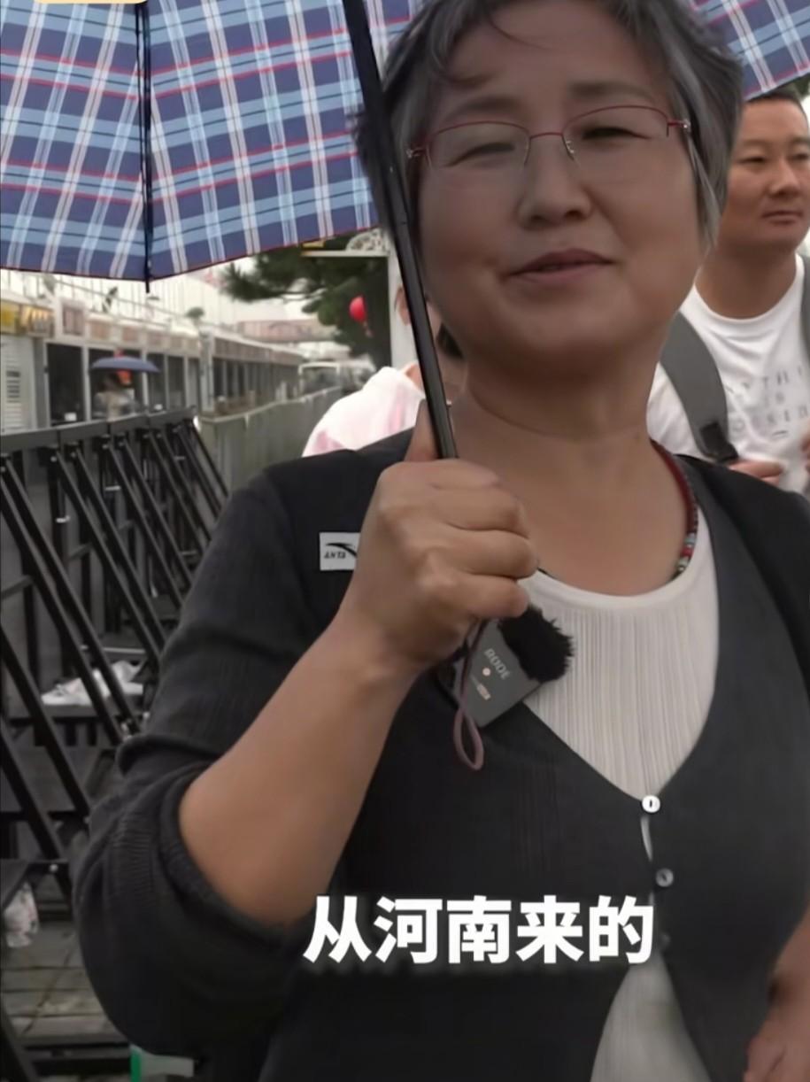9月27日报道，河南，一位妈妈坐了整整10小时绿皮火车，一路颠簸到青岛去看儿子。