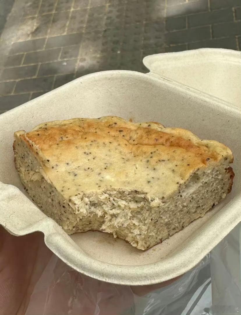 “店主直接把小蛋糕的成本都写上了。。。我终于知道为什么蛋糕很贵了”