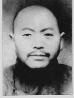 1951年，被定为大汉奸的黄标被牢牢绑在行刑台刑柱上，行刑士兵子弹已经上膛，生死