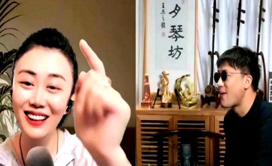 二饼的确有点飘，以前嫄嫄喜欢拿小甜鱼做节目效果，二饼大发脾气，不让嫄嫄提小甜鱼。