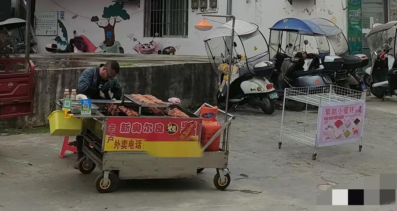 别再迷信摆摊比打工强了，真相扎心又现实总有人张口就说：随便摆个地摊，都比上