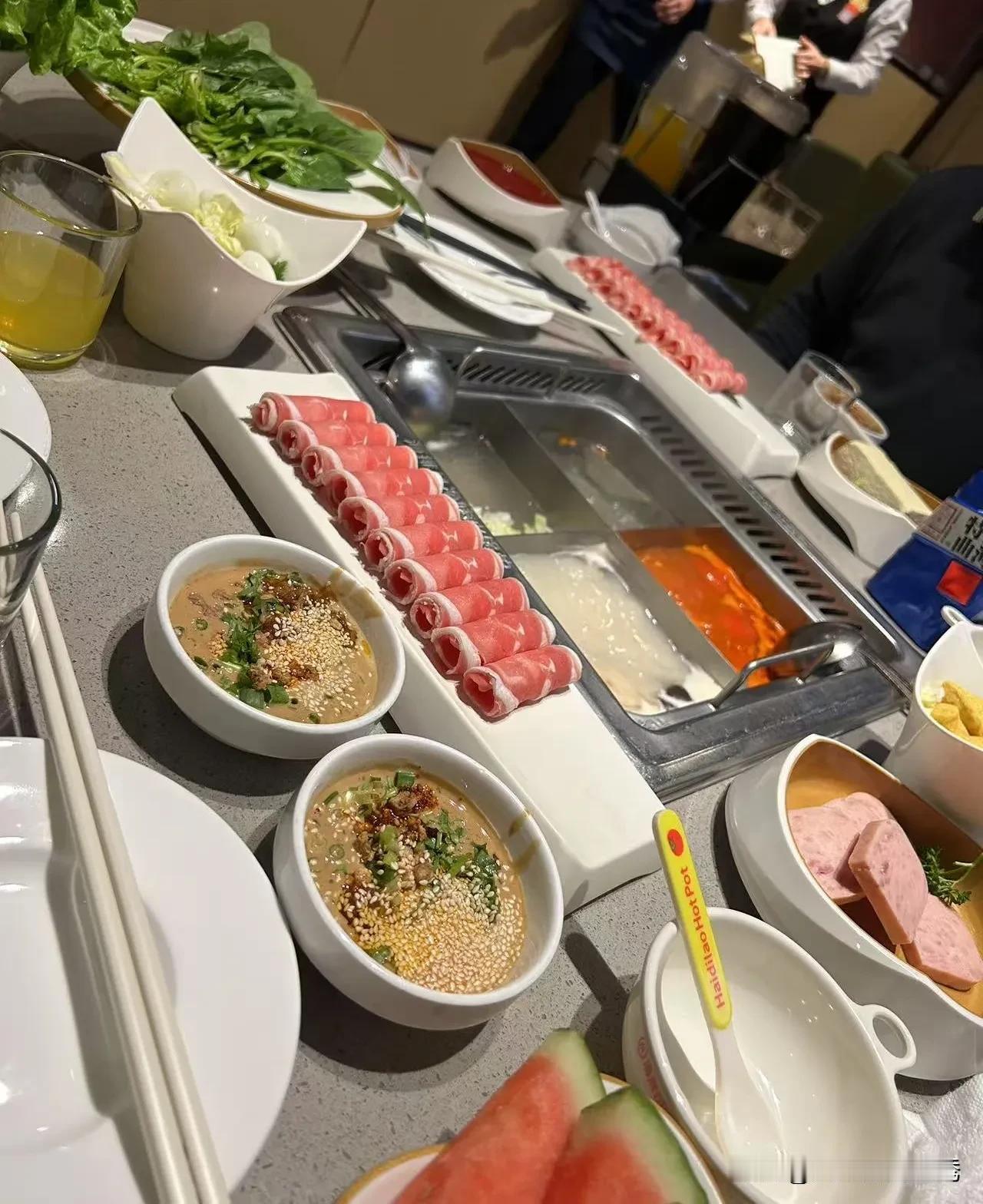大家好我是我是天津陈姐。首先祝大家五一劳动节快乐！今天中午我和老伴儿还有女儿还