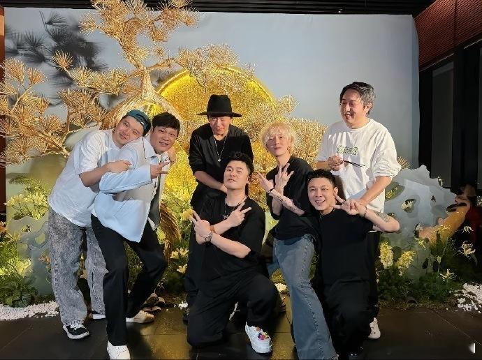 是发财色版的鹿晗啊，又看到五哈合体了，爷青回