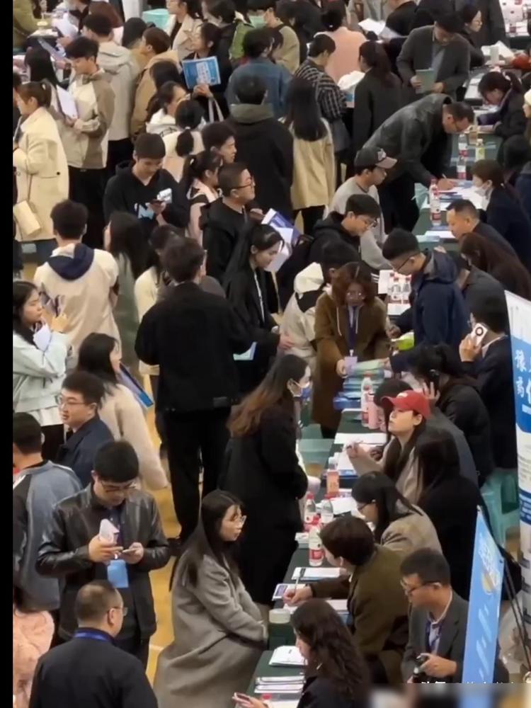 真的被今年大学生找工作的事整破防了。我家楼下邻居家的娃也是去年毕业学计算机的