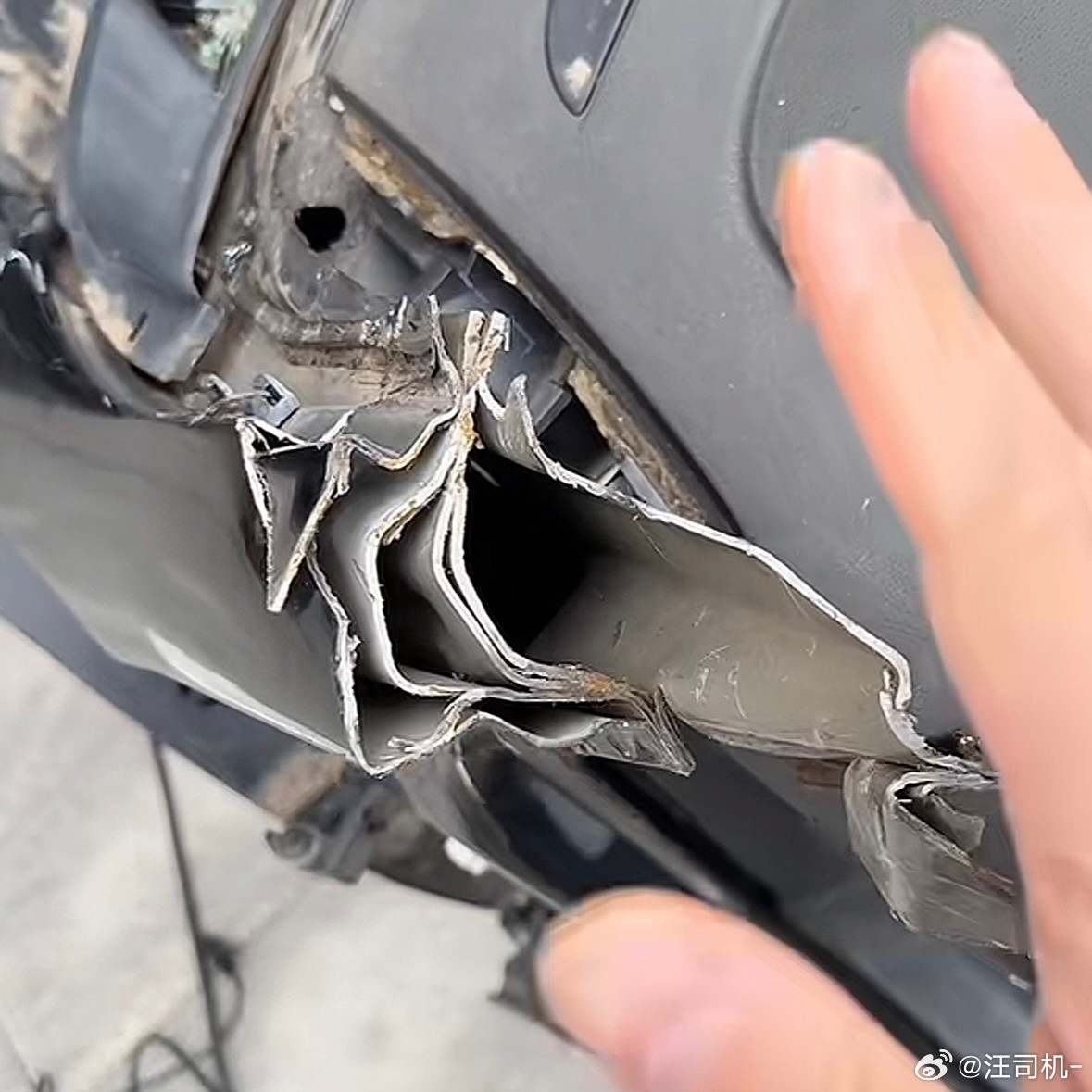 比较反直觉，两种A柱截面，“铁皮”层数少的图1反而更好。层数多是因为材料强度不够