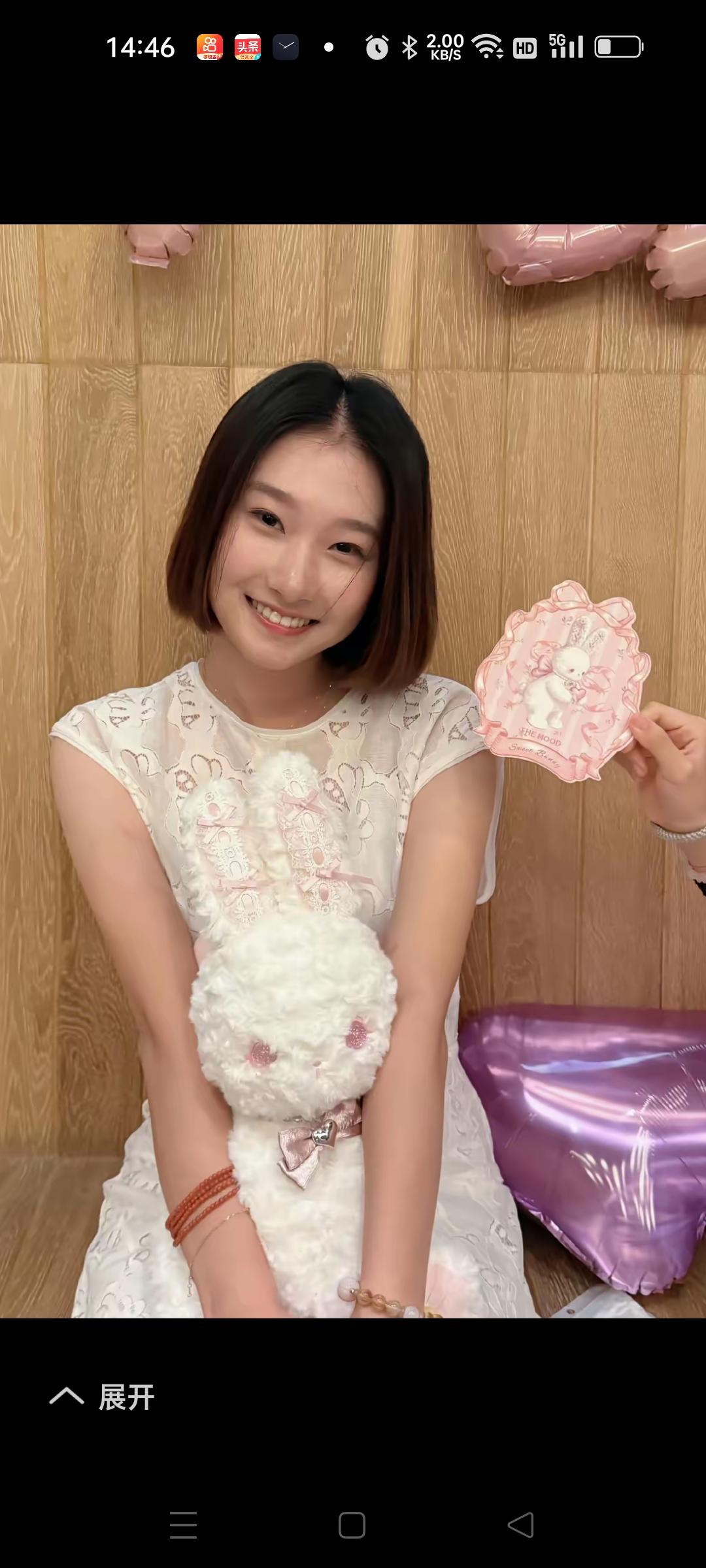 马伊琍女儿文爱马18岁生日照片。小姑娘留着一头利落的长发，皮肤白皙，红润有光泽