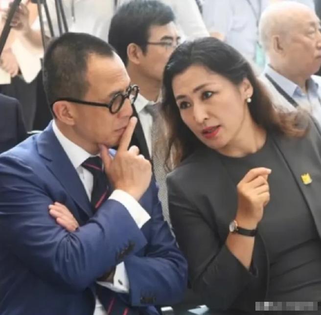 中国女性鼻子长这样的很少吧，这也太欧美了。李泽楷和汕头大学校长姜虹的一张合照