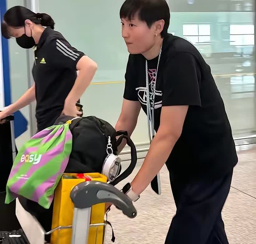 中国女排世锦赛铩羽而归首都机场，非常冷清，体现为3个没有。1、没有一个球迷接