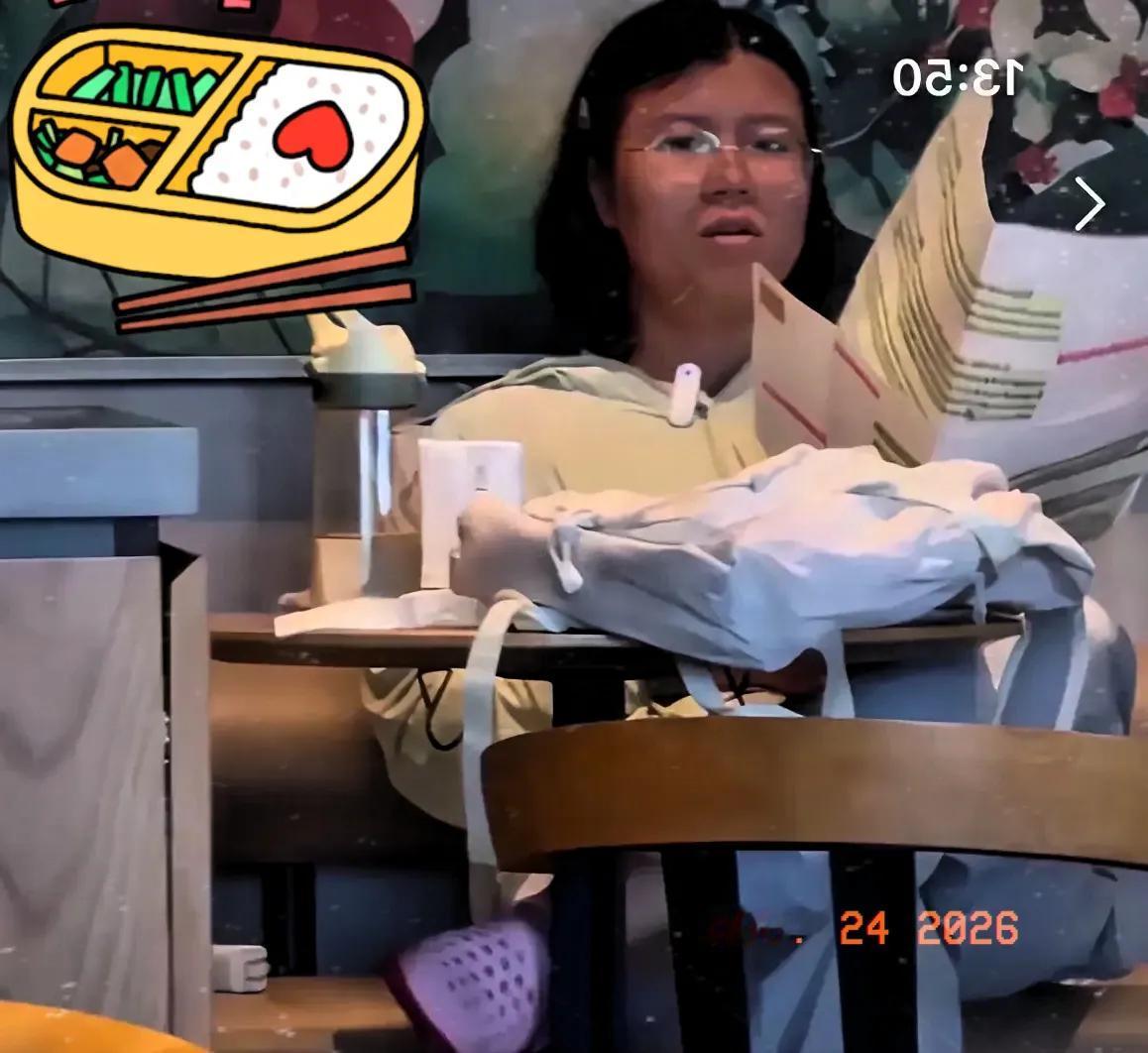 这样的人进入公务员体制才是悲哀，典型的精致利己主义。海口星巴克那位“扩音器备