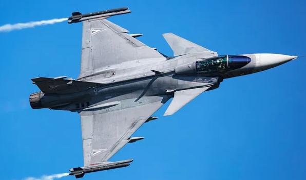 图文：瑞典将可能为其向乌克兰提供的鹰狮战机装备流星空空导弹滑翔炸弹是俄罗斯最