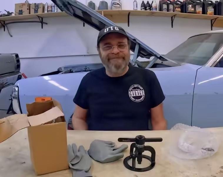 美国一个维修工，被中国商家的赠品整破防了！​他在中国订购了一个汽车维修工具，打