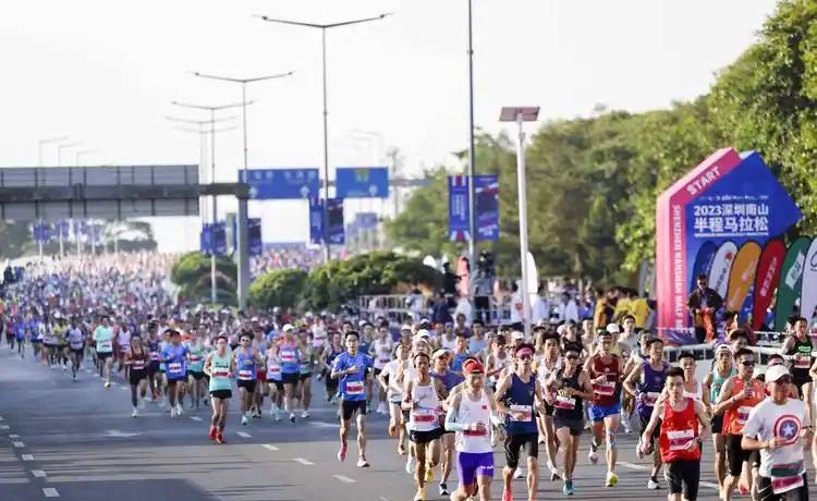 跑不动了就歇，别硬扛。配速掉？体重涨？正常。身体在喊停，不是你懒，是它在