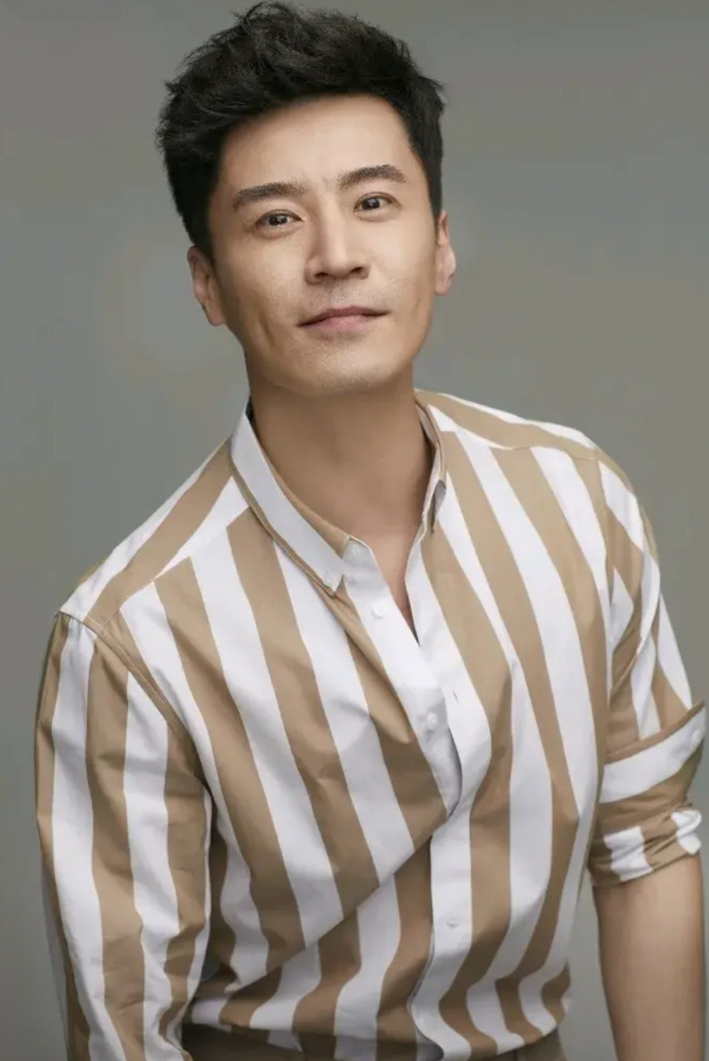他是目前内地男演员中，可以说演技最好的1个，他虽然没有胡歌的名气大，也没有朱一龙