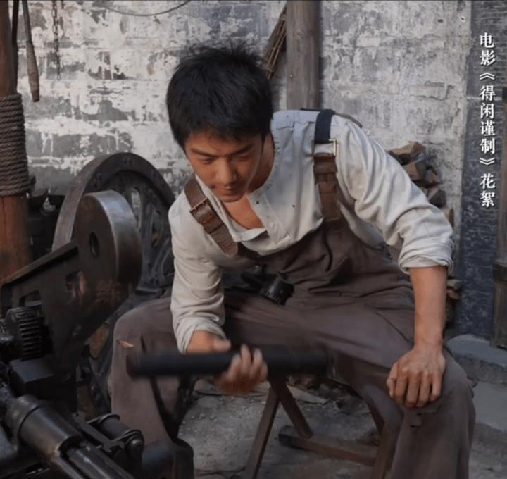 你肯定想不到，肖战最大的男粉头子，可能是徐克。监视器后面，徐克看着肖战把剧组几