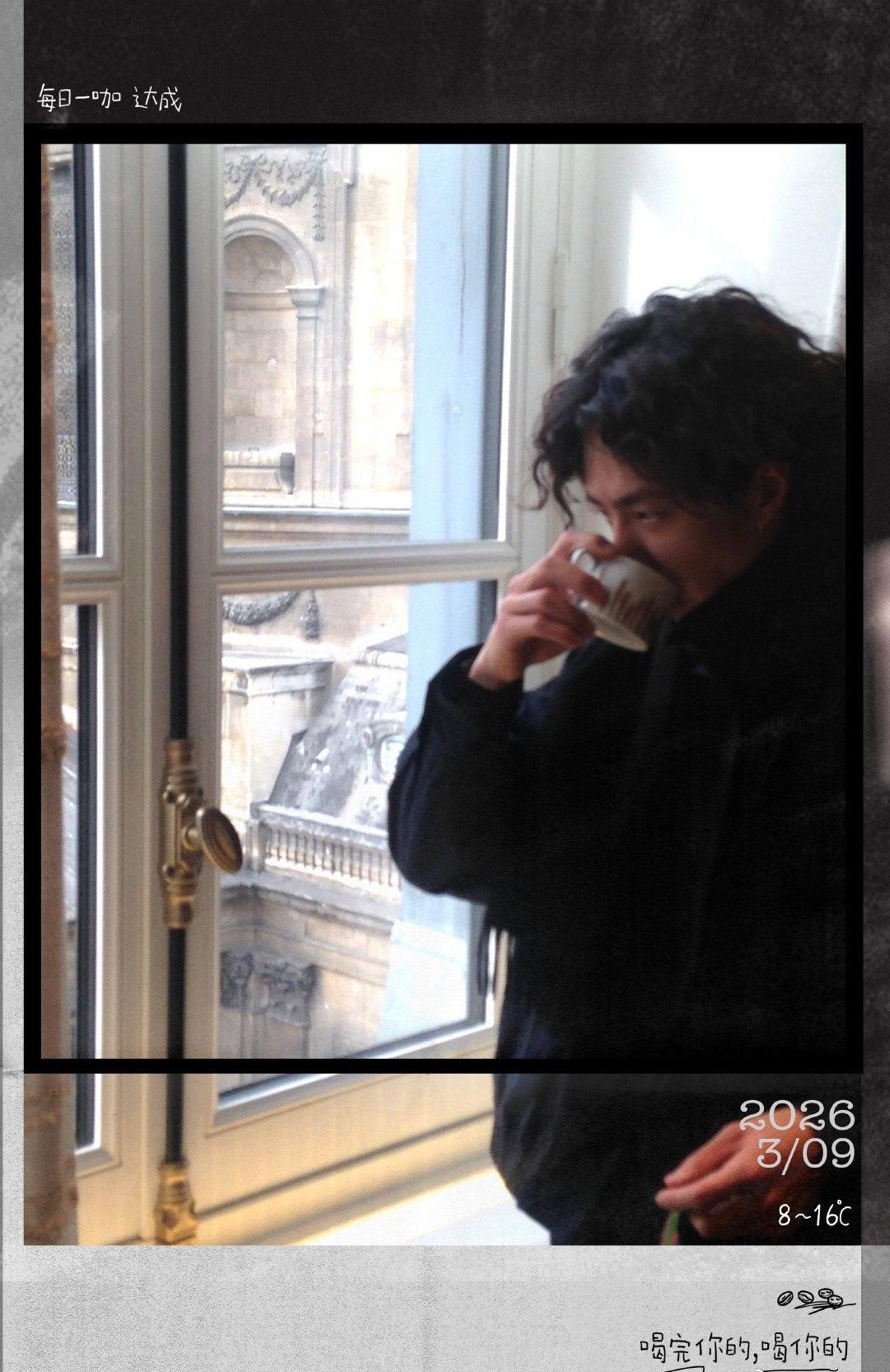 王一博超话超话王一博巴黎时装周@UNIQ-王一博眉清目秀，黑色幽默，墨镜一