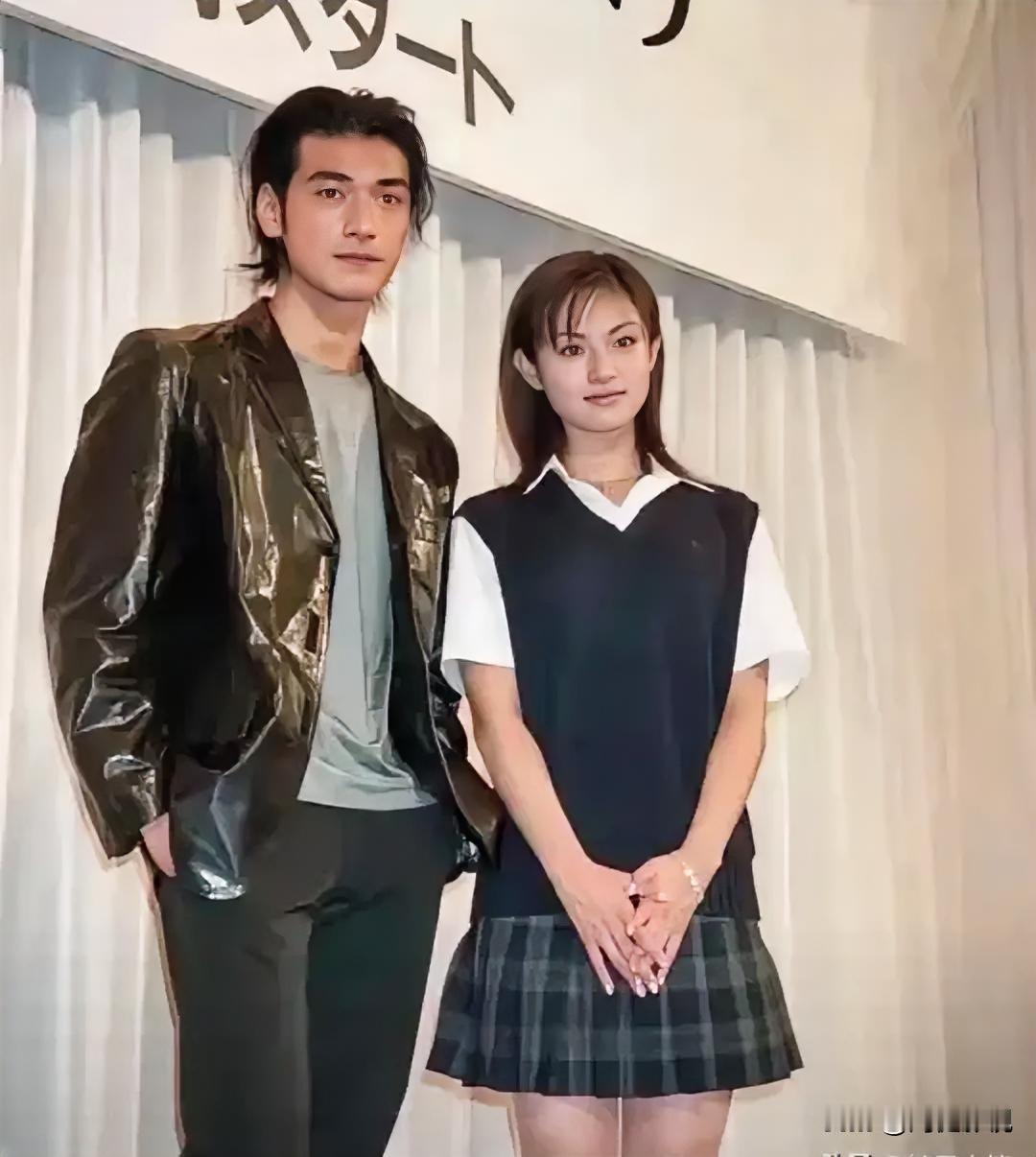 仔细看，那时的金城武疏眉朗目，风度翩翩，确实一表人才！而站在右边的美女是谁？细眉