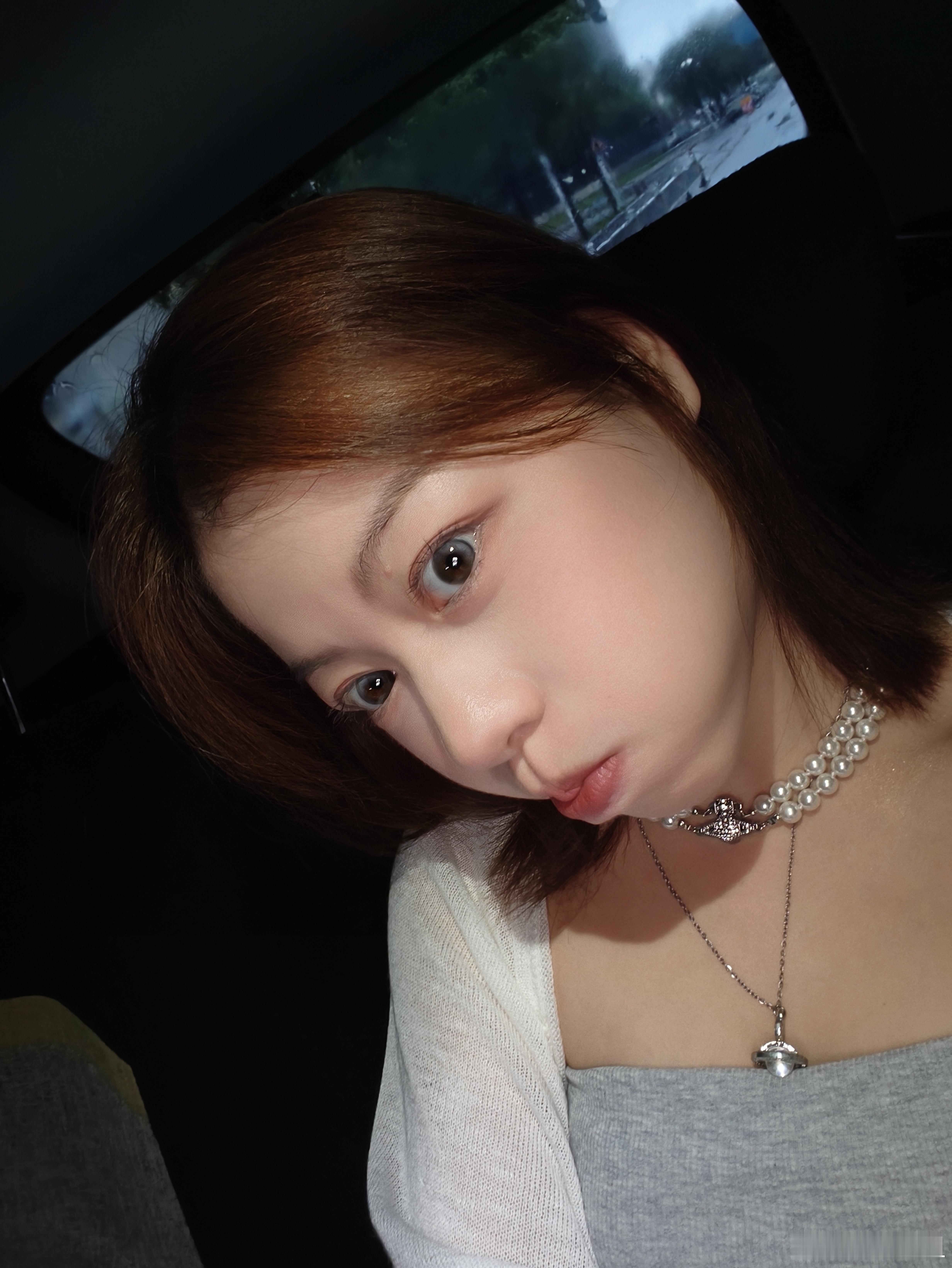 今天出门怪晚的嘞还碰到位暖心座驾点评送发夹，有点东西[doge]​​​