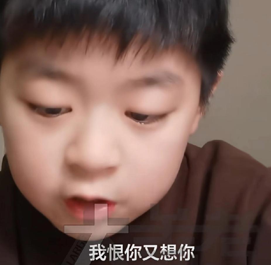 看哭了！父母离异后父亲去世，跟着爸爸的男孩鼓起勇气给妈妈写了一封信，看得我泪流满